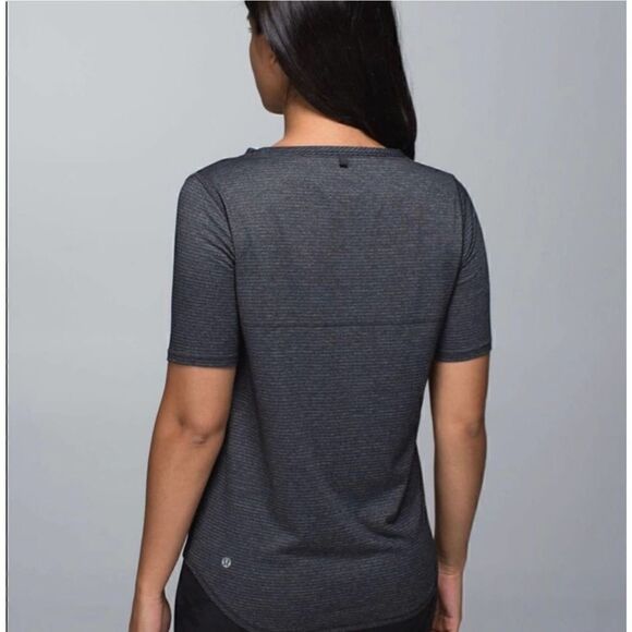Lululemon Run Away Tee Heathered Black Womens Size 6 Technical Lightweight - Picture 2 of 7